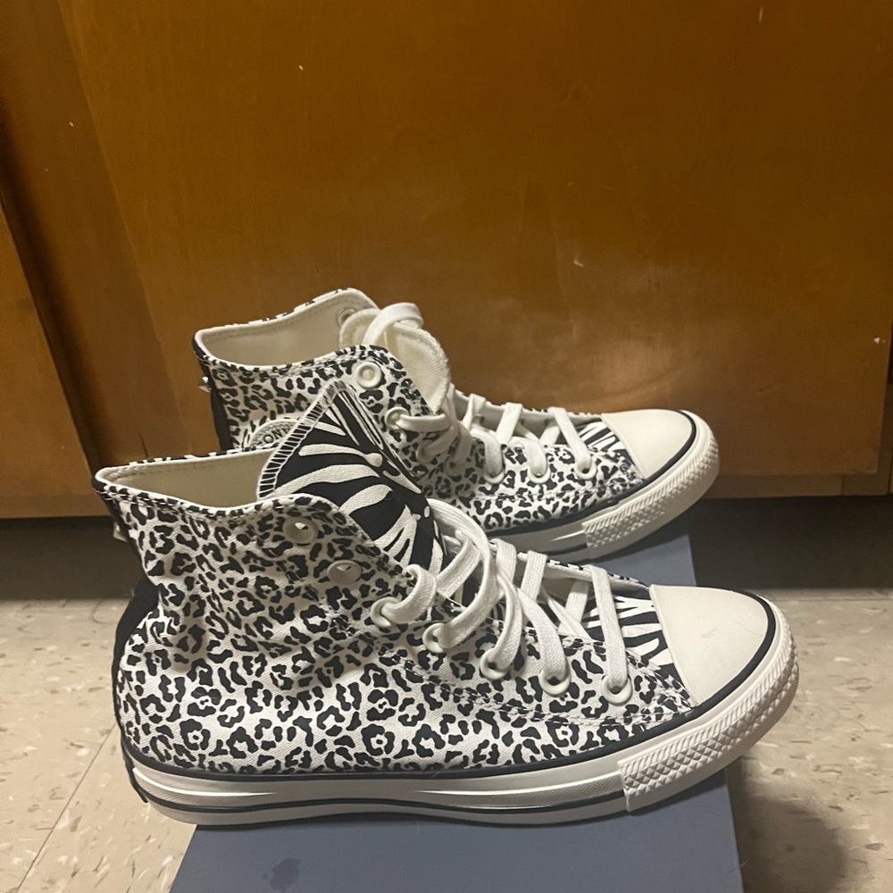 Leapord zebra print converse